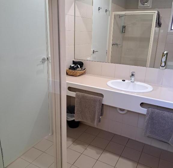 غرفة عائلية, Central Deborah Motel