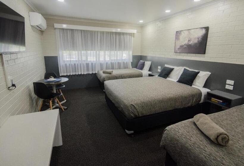 غرفة عائلية, Central Deborah Motel