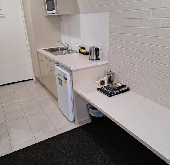 غرفة قياسية ثلاثية, Central Deborah Motel