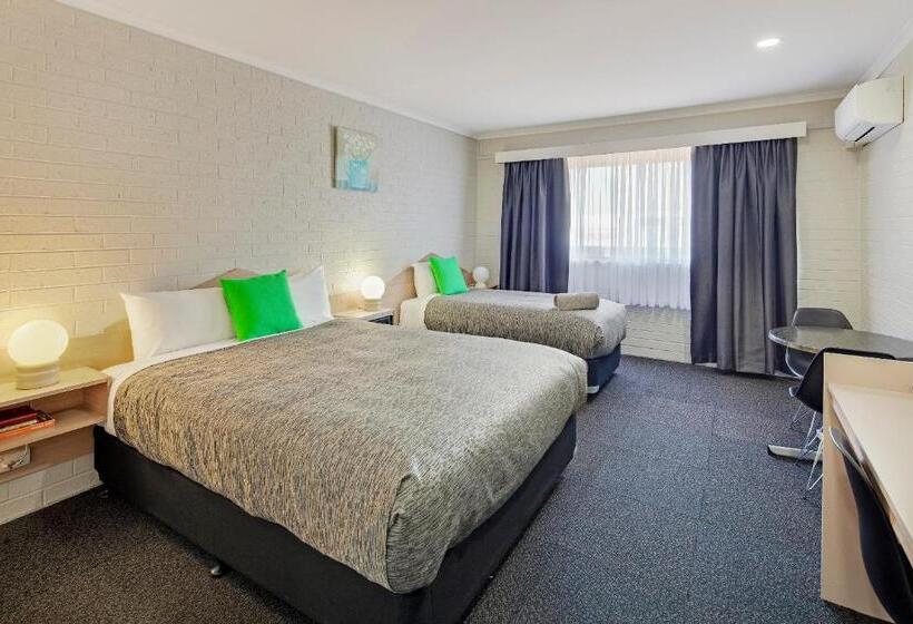 غرفة قياسية ثلاثية, Central Deborah Motel