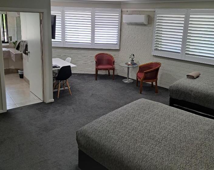 غرفة سوبيريور ثلاثية, Central Deborah Motel