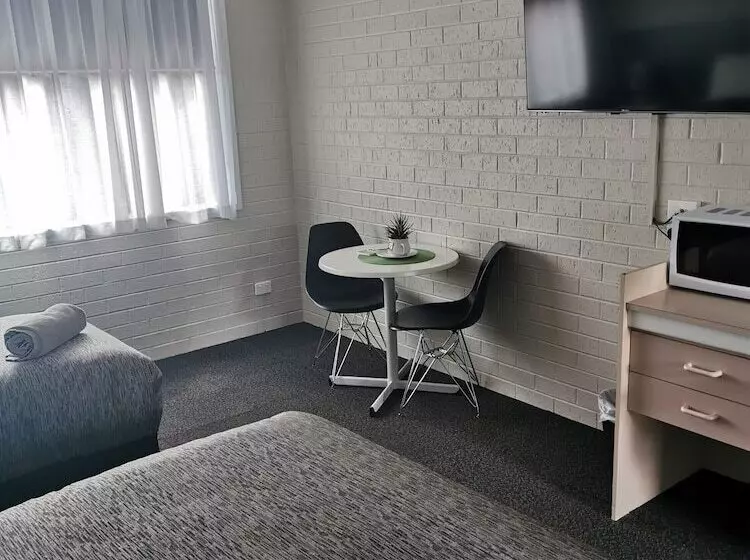 エコノミートリプルルーム, Central Deborah Motel