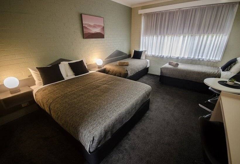 غرفة عائلية, Central Deborah Motel