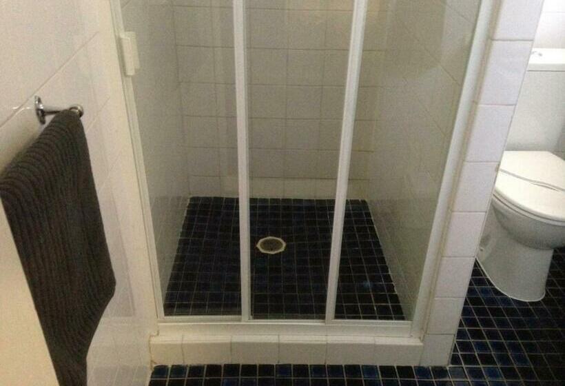 سوییت خانوادگی, Copper Gate Motel