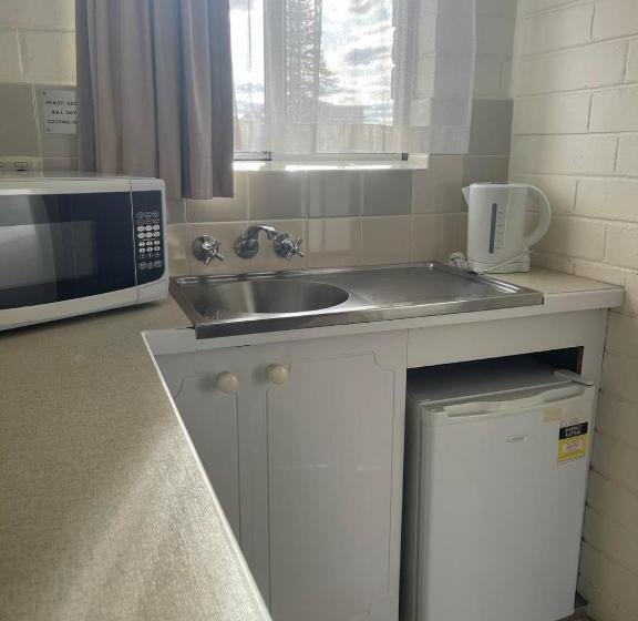 חדר משפחתי, Forster Motor Inn