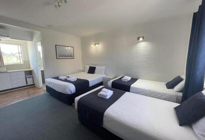 패밀리 룸, Forster Motor Inn