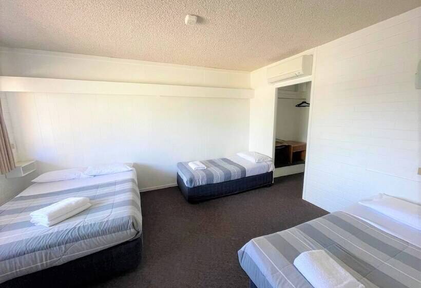 패밀리 룸, Forster Motor Inn