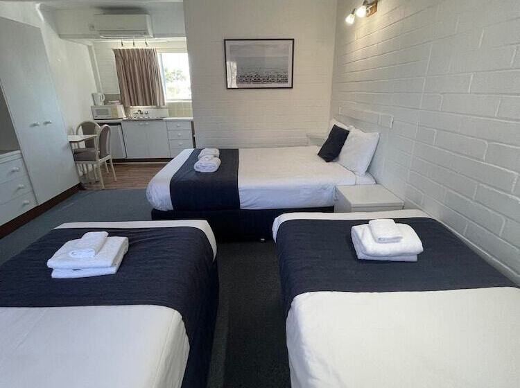 חדר משפחתי, Forster Motor Inn