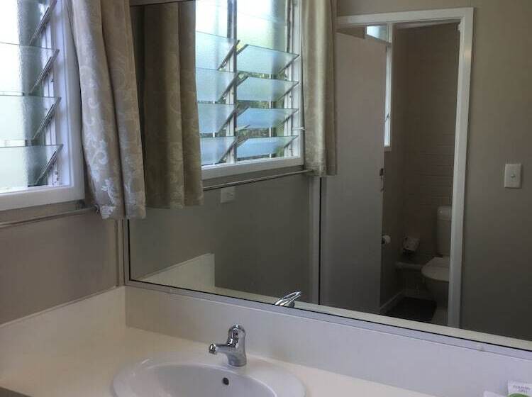 اتاق خانوادگی, Paradise Motel