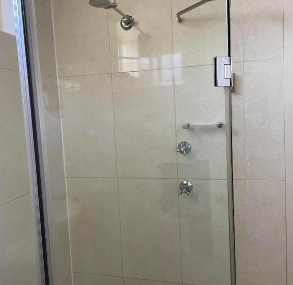 اتاق لوکس خانوادگی, The Oxley Motel Dubbo