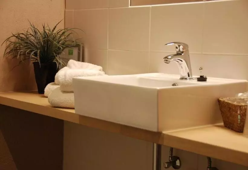 Standard Kolmen Hengen Huone, Es Maraboe