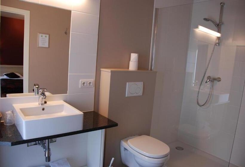 חדר סטנדרט לשלושה, Es Maraboe