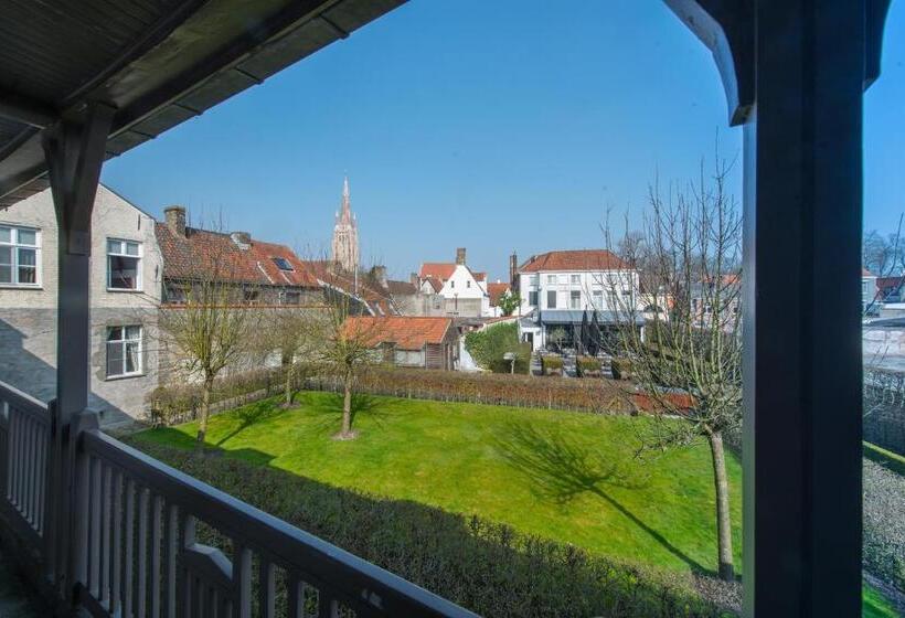 Номер Стандарт Вид на Сад, Montanus