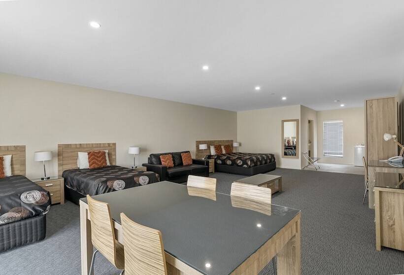 חדר משפחתי, Sherbourne Terrace