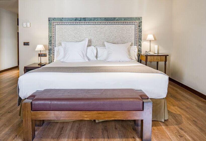 جناح جونيور, Roc Blanc Hotel & Spa