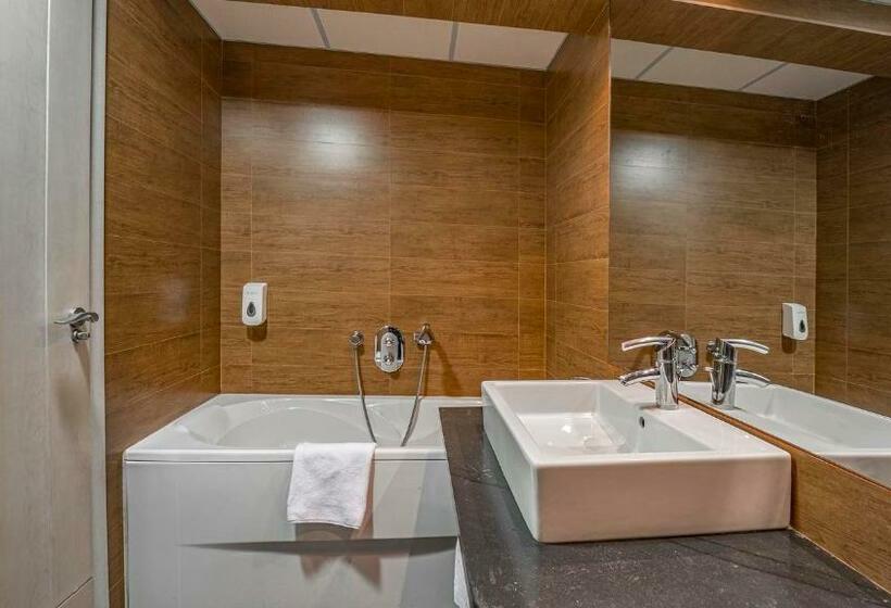 غرفة سوبيريور رباعية, Roc Blanc Hotel & Spa