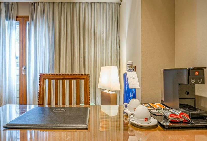 غرفة ديلوكس مطلة على المدينة, Roc Blanc Hotel & Spa