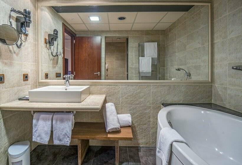 غرفة ديلوكس مطلة على المدينة, Roc Blanc Hotel & Spa