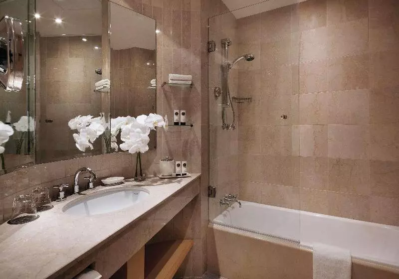 Club Room King Bed, Sofitel Sydney Wentworth