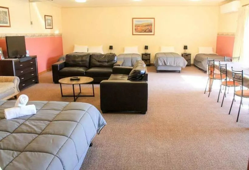 Perhehuone, St. Georges Motor Inn