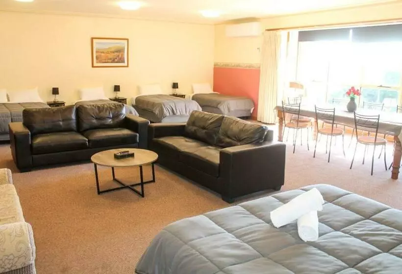 Perhehuone, St. Georges Motor Inn