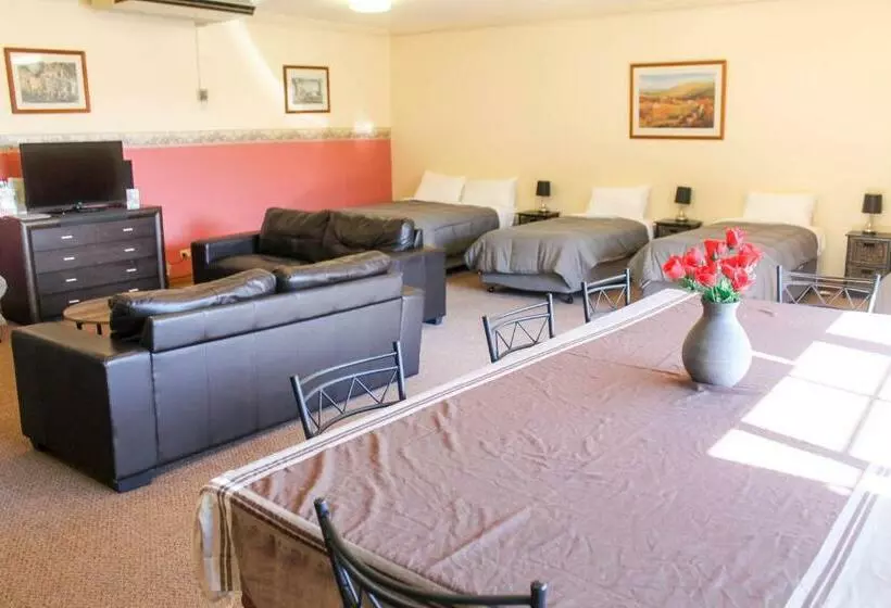 Perhehuone, St. Georges Motor Inn