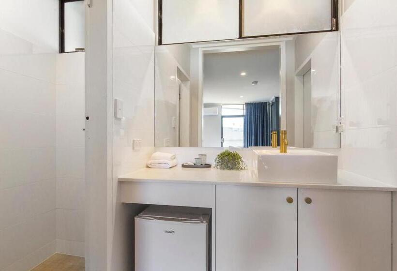 اتاق لوکس خانوادگی, The Wine Vine