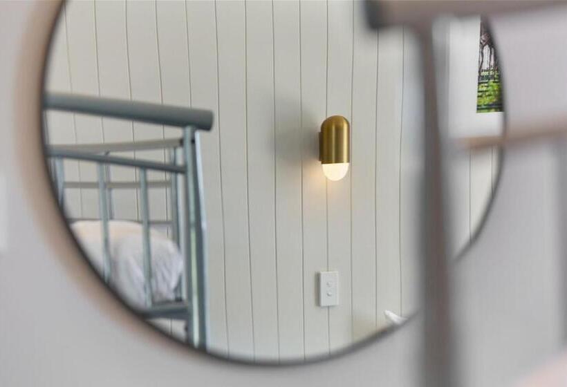 اتاق لوکس خانوادگی, The Wine Vine