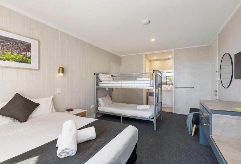 اتاق لوکس خانوادگی, The Wine Vine