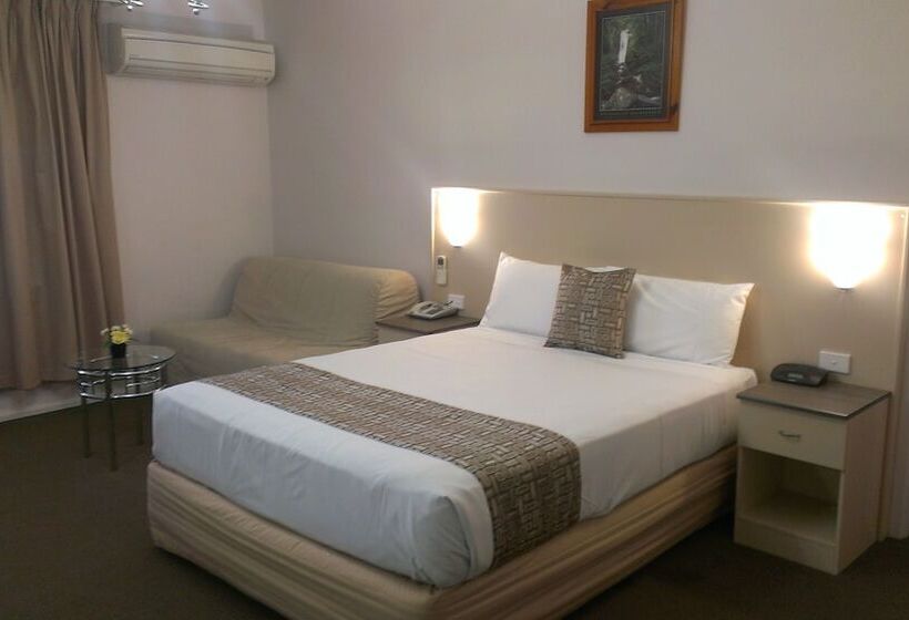 패밀리 룸, Lindy Lodge Motel