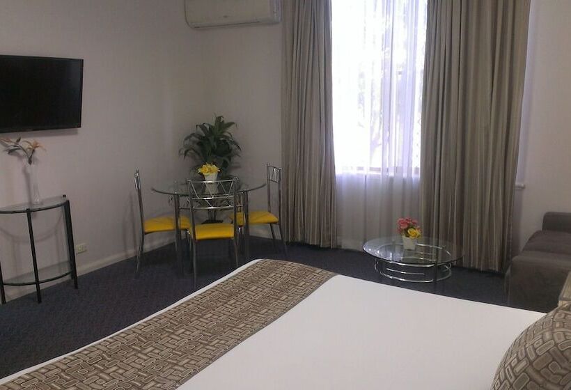 エクゼクティブルーム, Lindy Lodge Motel