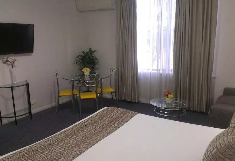 エクゼクティブルーム, Lindy Lodge Motel