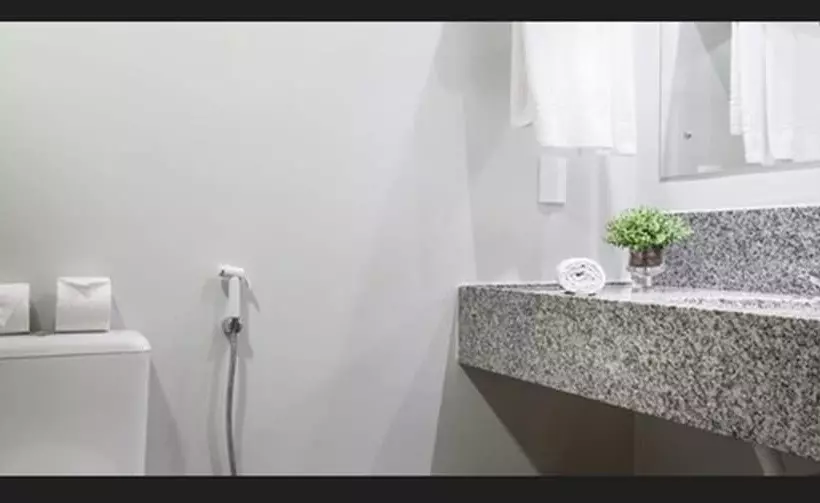 Deluxe Kolmen Hengen Huone, Cambirela