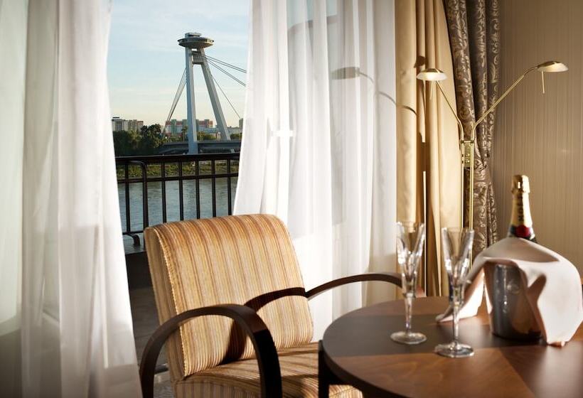 اتاق اجرایی, Devin