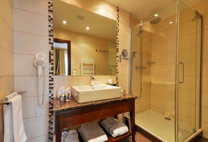 Quarto Triplo Standart, Devin