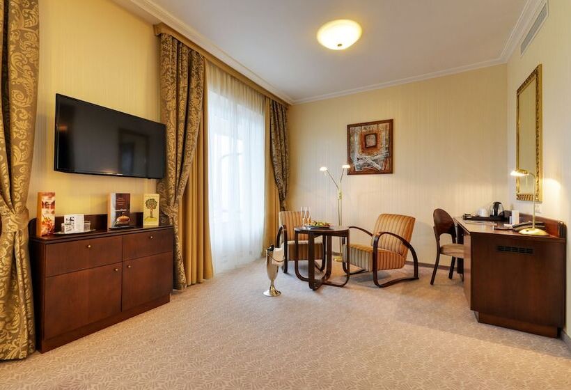 Quarto Triplo Standart, Devin