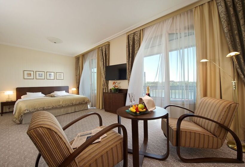 اتاق استاندارد سه نفره, Devin