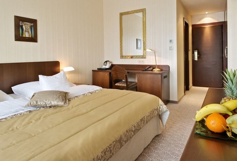 اتاق استاندارد با چشمانداز رودخانه, Devin