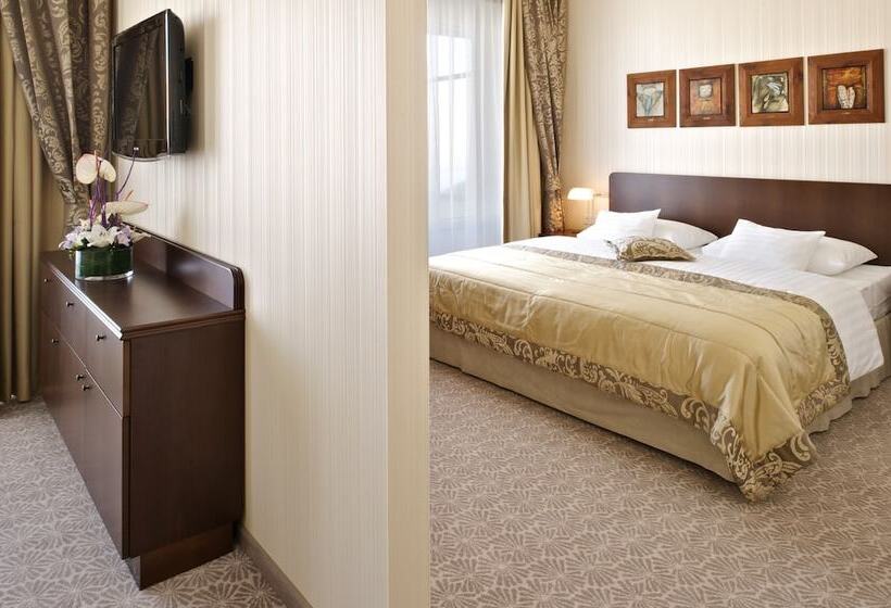 سوئیت جونیور با تراس, Devin