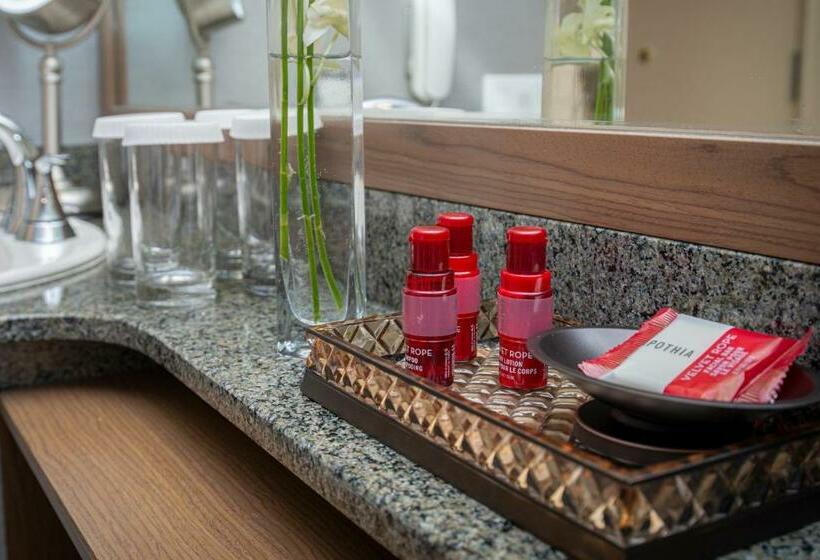 Номер Deluxe с Балконом, Best Western Premier Chateau Granville Hotel & Suites & Conference Centre