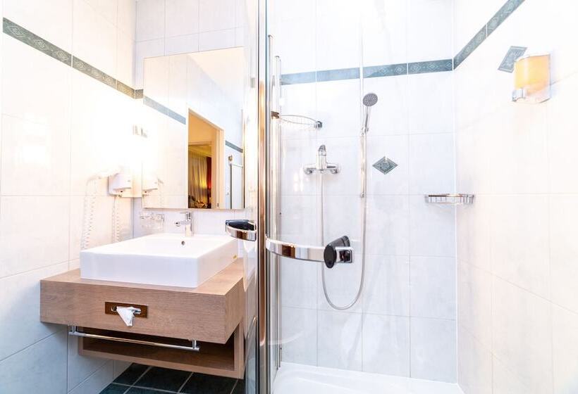 ジュニアスイート, Alexander