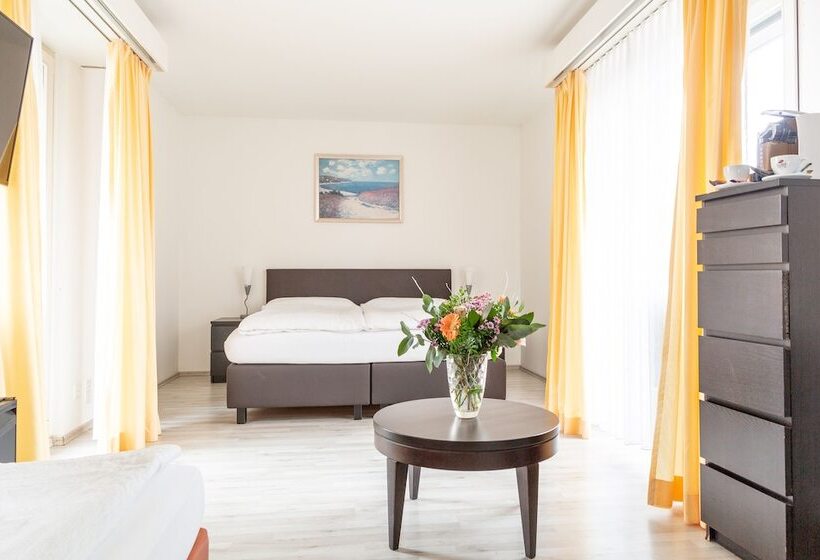 Family Suite, Alexander