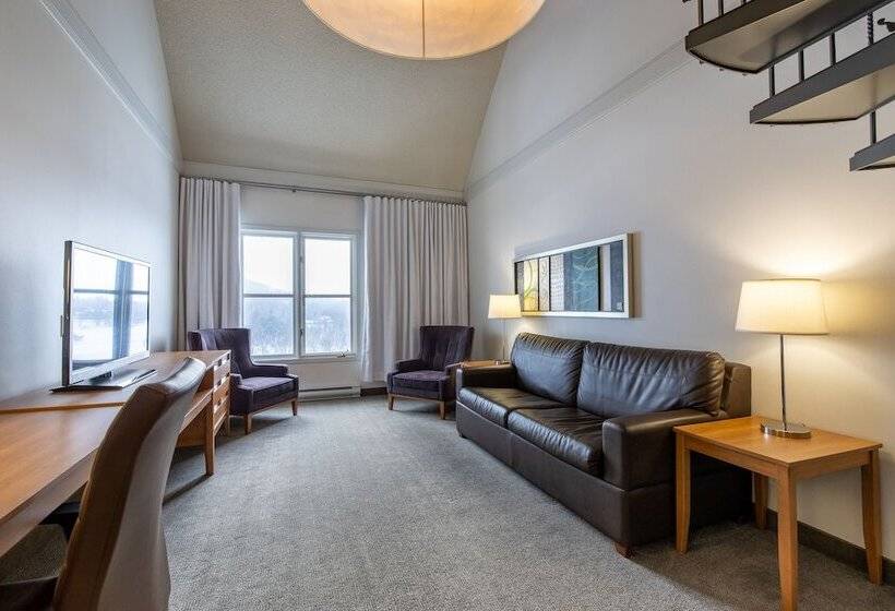 جناح جونيور, Chateau Bromont