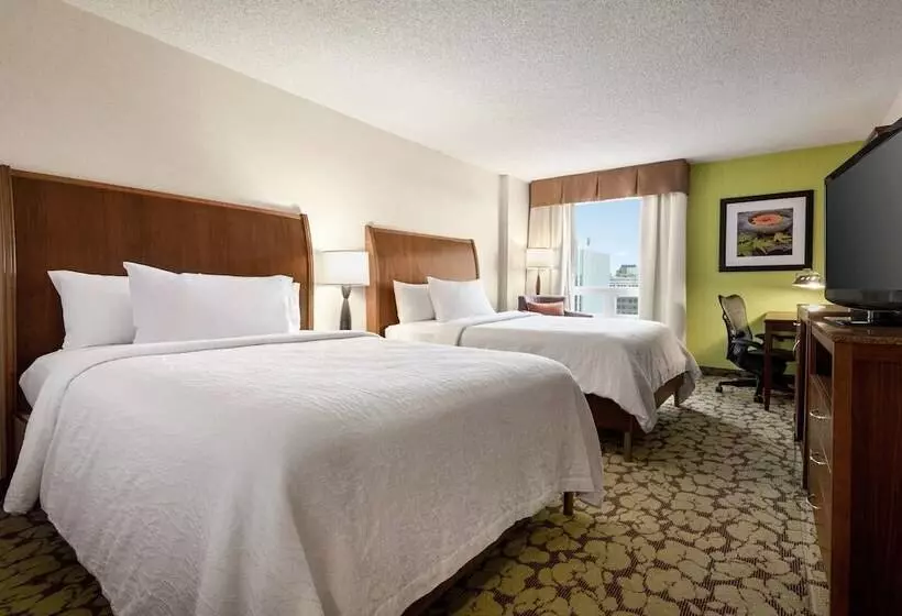 اتاق استاندارد با 2 تخت دوبل, Hilton Garden Inn Saskatoon Downtown