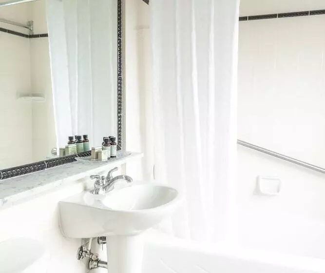 سوئیت پریمیوم, The Lord Nelson Hotel & Suites