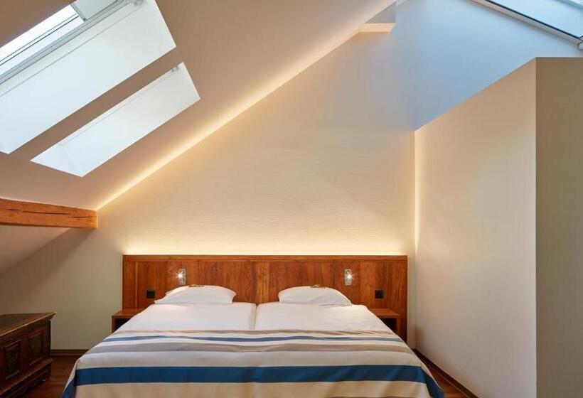 اتاق خانوادگی, Adler Zürich