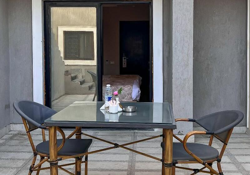 اتاق سوپریور یک تخته, Century