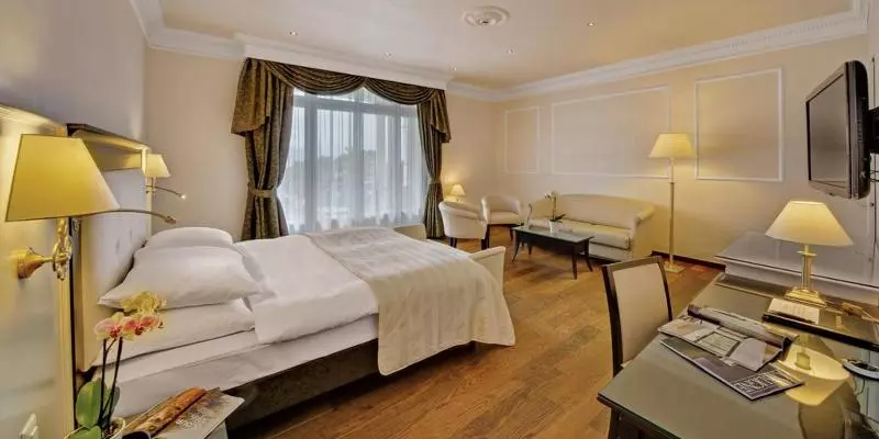 سوییت جونیور با چشم‌انداز دریاچه, Grand Hotel Suisse Majestic, Autograph Collection