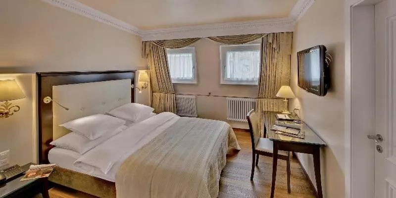 اتاق سوپریور با چشم‌انداز شهر, Grand Hotel Suisse Majestic, Autograph Collection