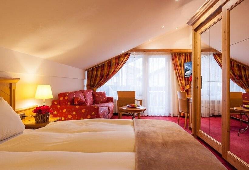 اتاق خانوادگی با چشمانداز کوه, Holiday